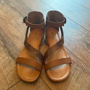 CL by Chinese Laundry Keystone Sandals Flat 8 Tan & Brown